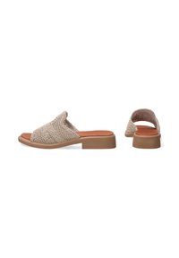 Beige strikkede slidesandaler med en lav blokhæl. Tekstureret overdel og glat læderindtægt. Åben bag og tåområde, minimalistisk design.