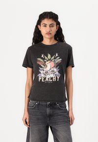 Musta lyhythihainen t-paita, jossa on värikäs persikka- ja kukkagraafika sekä teksti "PEACHY AS CAN BE" kuluneella fontilla.