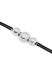 Cuentas plateadas de varios tamaños en un cordón negro. Las cuentas son lisas y reflectantes, lo que añade interés visual al diseño sencillo.