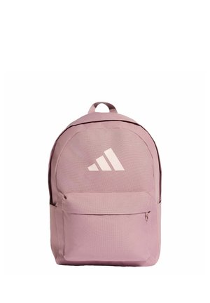 Jasnoróżowy plecak z przednią kieszenią na zamek błyskawiczny oraz białym logo Adidas umieszczonym na środku przedniego panelu, ucho do noszenia na górze.