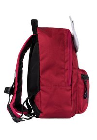 Zaino rosso e nero con spallacci imbottiti, tasca laterale con zip e dettagli a contrasto rosa. Tessuto resistente con texture liscia.