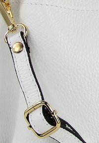 Bracelet en cuir blanc avec ferrures dorées et accents noirs ; présente une texture brillante et un détail de boucle carrée.