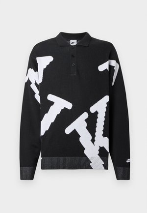 Czarny sweter polo z dzianiny z dużymi białymi abstrakcyjnymi wzorami, z trójprzyciskowym zapięciem oraz ściągaczami na mankietach i dolnym brzegu. Logo Nike na rękawie.