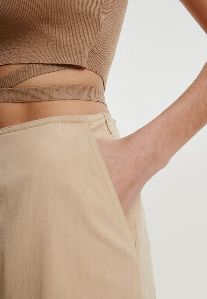 Damen Kleider | EDITED DORIS Shorts beige - DH24877 Damen Kleider | EDITED DORIS Shorts beige - DH24877