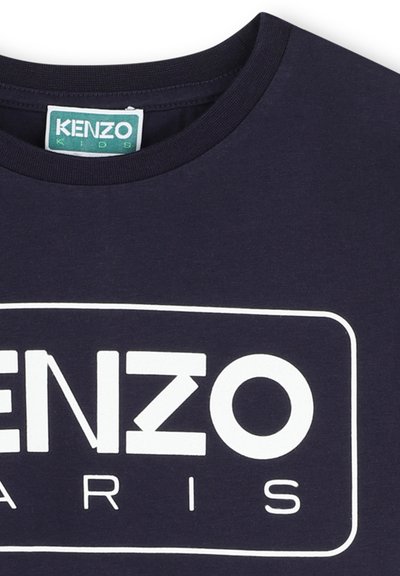 T-shirt in cotone blu navy con scollo rotondo e un grande logo stampato bianco "KENZO PARIS" con contorno rettangolare.