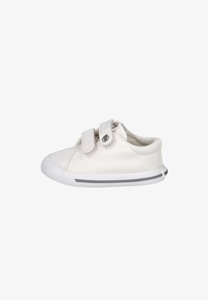Zapatilla blanca para niño pequeño con dos tiras de velcro, suela de goma con franja gris y punta redondeada.