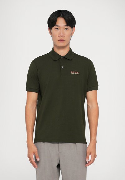 Mørkegrøn polo-shirt med klassisk krave, korte ærmer og et diskret broderet logo på brystet. Blødt stof med en tætsiddende pasform.