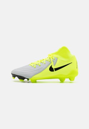 Gelber und grauer Nike-Fußballschuh mit schwarzem Swoosh, Schnürsenkeln und geformten Stollen, seitlich auf weißem Hintergrund dargestellt.
