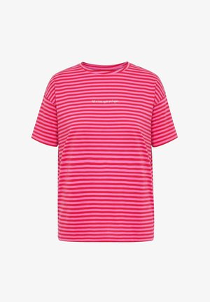 Kurzärmeliges T-Shirt mit roten und pinken horizontalen Streifen und weißem Text in der Mitte mit der Aufschrift „fall in love, again and again.“