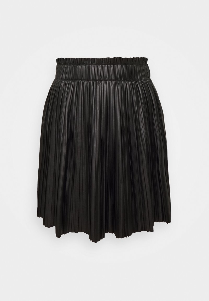 Jupe noire plissée en cuir synthétique avec taille élastique et ourlet légèrement évasé, présentée sur un fond clair uni.