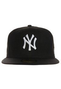 Černá kšiltovka snapback s vyvýšeným bílým logem New York Yankees, plochým kšiltem a texturovanou látkou s ventilačními otvory.