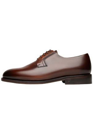 Braune Leder-Oxford-Schuhe mit glatter Oberfläche, runder Spitze und sechs Ösen. Gesteppte Akzente entlang des Obermaterials und einer Holzsohle.