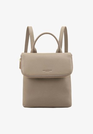 Sac à dos en cuir beige avec une texture lisse, rabat pliable, poignée supérieure et bretelles réglables. Dispose d'une fermeture à glissière en métal doré.