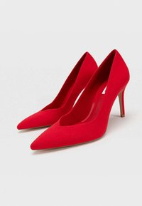 Rode stof hoge hakken met een puntige neusstijl, een lage vamp en dunne stiletto-hakken. Glad textuur, geen zichtbare patronen.