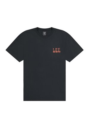 Svart T-skjorte med korte ermer og rund hals, med liten brun "LEE"-logo på venstre bryst.