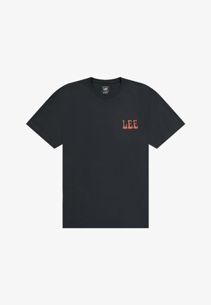 Sort t-shirt med korte ærmer og rund hals, med lille brunt "LEE"-logo på venstre bryst.