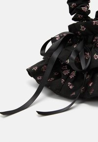Sister Jane PEPPER FLORAL RUFFLE BAG - Käekott - black