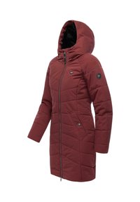 Röd isolerad jacka med huva, med ett quiltat mönster, framdragkedja och sidofickor. Inre huva fodrad med svart fleece.