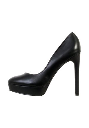 Escarpin à plateforme à talon haut en cuir noir, bout pointu et talon stiletto fin, vu de profil sur fond blanc.