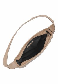 Borsa a tracolla in pelle beige con una superficie liscia, chiusura con zip e interno in tessuto nero, caratterizzata da una silhouette slanciata e una tracolla piatta.