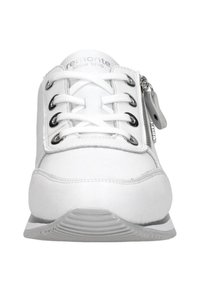 Weißer Sneaker aus strukturiertem Leder mit runder Zehenpartie, traditionellen Schnürsenkeln, metallischen Ösen und einem Reißverschluss an der Seite für einfachen Zugang.