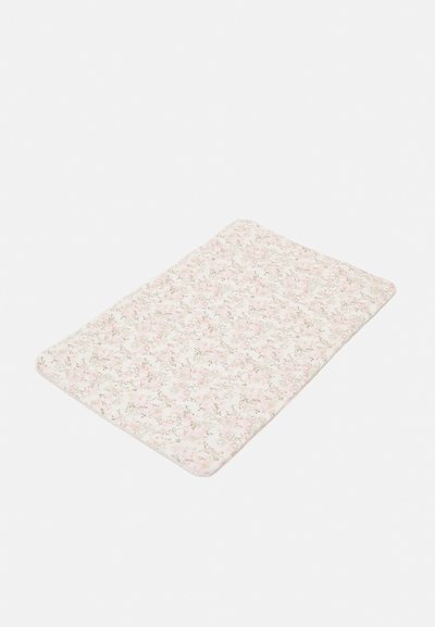Matrasbeschermer met bloemmotief op een crèmekleurige achtergrond, met roze en groene bloemen. Zachte stof, rechthoekige vorm, lichtjes gewatteerd ontwerp.