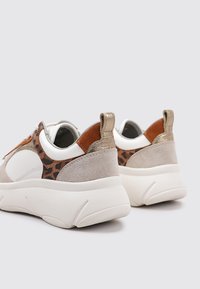 Sneaker con un mix di materiali: pelle bianca, suede beige e tessuto con stampa leopardata. Suole testurizzate e dettagli metallici sul tallone.