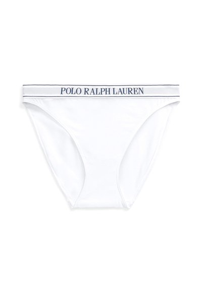 Weißer Baumwoll-Slip mit marineblauem elastischem Bund, der den Schriftzug "POLO RALPH LAUREN" trägt. Glatte Textur, klassische Form und minimale Details.