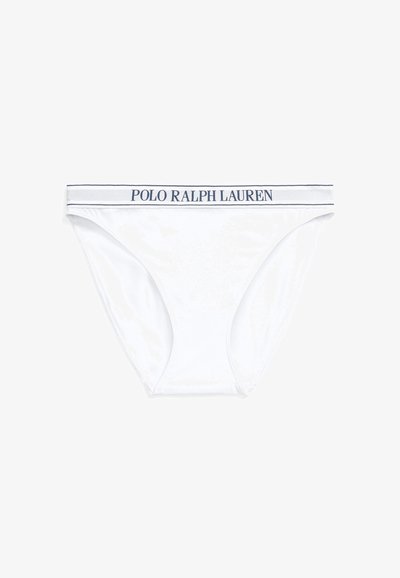 Weißer Baumwoll-Slip mit marineblauem elastischem Bund, der den Schriftzug "POLO RALPH LAUREN" trägt. Glatte Textur, klassische Form und minimale Details.