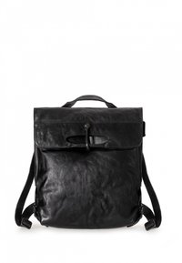 Zaino in pelle nera con una superficie liscia, dotato di manico superiore, spallacci regolabili, chiusura a patta con un sistema di bloccaggio e design minimalista.