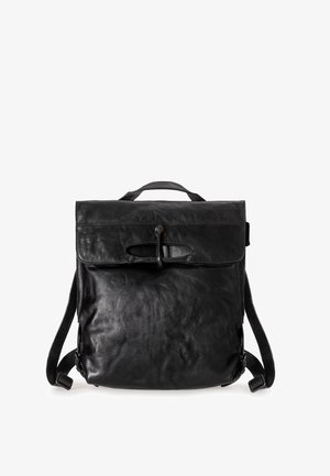 Schwarzer Leder-Rucksack mit einer glatten Textur, ausgestattet mit einem oberen Griff, verstellbaren Trägern, einem Klappenverschluss mit einem Toggle und einem minimalistischen Design.