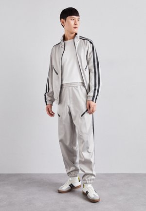 Neil Barrett RELAXED LOOSE AVIATOR DIAGONAL POCKETS TROUSERS - Παντελόνι φόρμας - silver-coloured/black