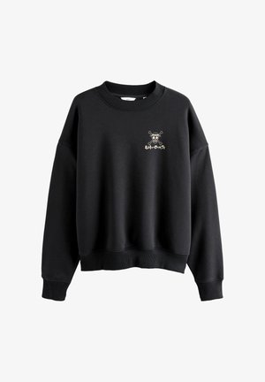 Sort sweatshirt med rund halsudskæring, sænkede skuldre, ribbede ærmekanter og kant forneden. Har en lille grafik af en kranium og krydsede knogler på brystet.