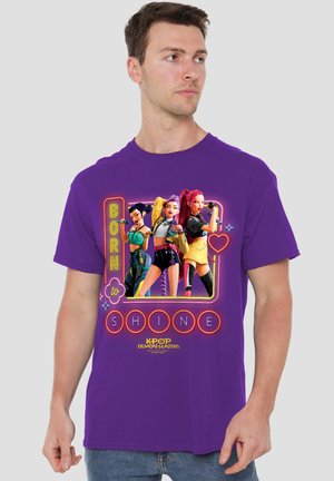 NETFLIX, KPOP DEMON HUNTERS HUNTRIX BORN TO SHINE - Print T-shirt - purple