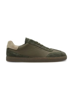Sneaker low-top verde oliva con dettagli in suede, suola marrone, linguetta beige sul tallone e marchio "GROUNDIES" sul lato.