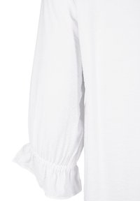 Witte blouse met lange mouwen en een geplooid, rimpel-detail bij de manchetten. Zachte textuur, lichtgewicht stof en een ontspannen pasvorm.