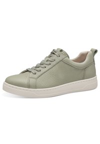 Sneaker in pelle verde con finitura texturizzata, punta tonda, chiusura con lacci e suola in gomma di colore chiaro. Design minimalista senza loghi visibili.