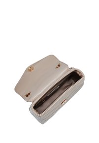 Portafoglio in pelle beige chiaro con una consistenza morbida, dotato di un compartimento con zip, due chiusure a scatto e una fodera interna liscia.