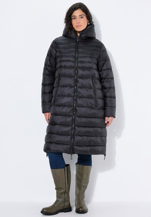 Giacca a vento nera con chiusura zip, colletto alto e maniche lunghe. Presenta un design trapuntato, tasche laterali e arriva fino a metà polpaccio.