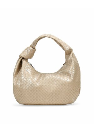 Bolso beige de tejido con un asa retorcida, textura de cuero suave y forma redondeada. Presenta un cierre de cremallera en el borde superior.
