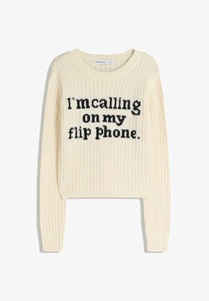 Pulover crem cu dungi, cu decolteu rotund, având inscripția „Sunt la telefonul meu cu clapetă” scrisă cu litere groase negre.