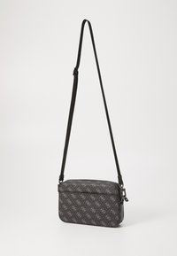 Bolso bandolera negro y gris con cierre de cremallera, correa ajustable y un patrón de logotipo repetido en tela texturizada.