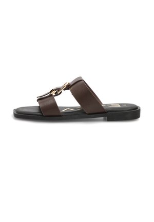 Sandalia plana marrón tipo 'slide' con dos tiras anchas de cuero y un adorno de cadena dorada en la parte superior, suela negra, vista lateral.