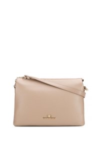 Borsa a tracolla in pelle beige con finitura testurizzata, dotata di un logo dorato, chiusura con zip superiore e tracolla staccabile. Forma rettangolare compatta.