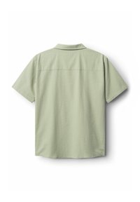 Camicia a maniche corte in tessuto texturizzato verde chiaro con colletto, caratterizzata da una forma leggermente boxy e una finitura liscia.