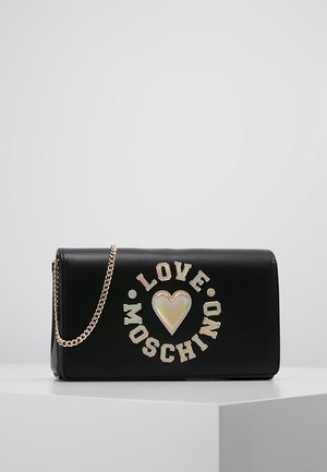 Czarna skórzana torebka na ramię ze złotym łańcuszkiem i opalizującym sercem otoczonym napisem „LOVE MOSCHINO” w metalicznych literach.