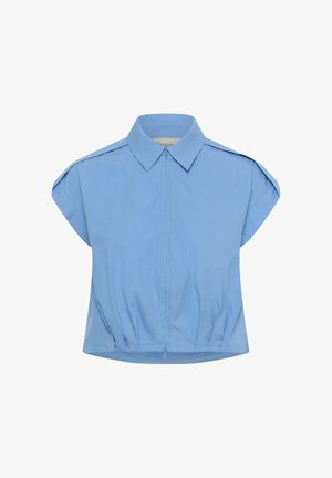 Világoskék rövid ujjú blúz gallérral és elöl cipzárral, enyhén húzott derékkal és strukturált vállvarrásokkal.