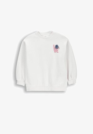 Biała bluza z długim rękawem i okrągłym dekoltem z różowym napisem "LOVE" oraz małą niebieską postacią z kreskówki wystającą z litery "O" na piersi.