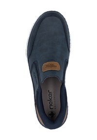 Chaussure sans lacets bleu marine avec une tige synthétique texturée, un accent en cuir marron et une semelle extérieure blanche. Dispose d'une semelle intérieure rembourrée et d'un logo de marque.