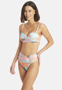 Ensemble de bikini multicolore comprenant un haut bandeau torsadé avec des bretelles réglables et un bas taille haute, mettant en avant des motifs floraux abstraits.